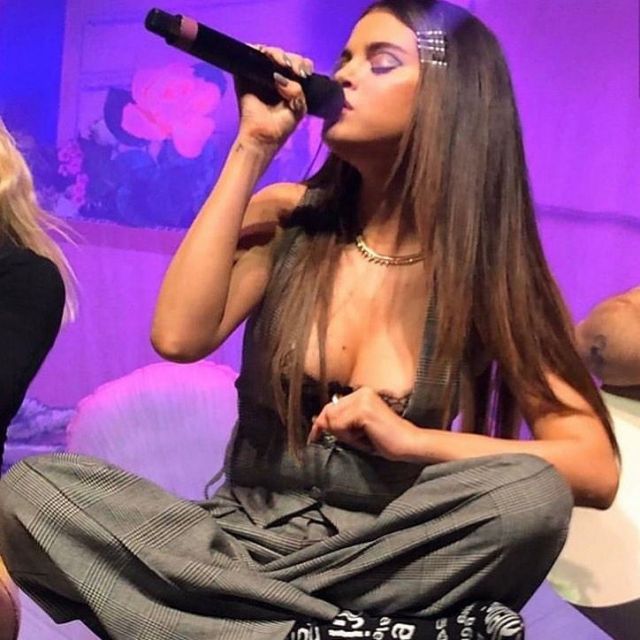 Kiki De Montparnasse Sen­suel Lace-Trim Un­der­wire Bal­conette Bra worn by Selena Gomez Julia Michaels’ Concert November 11, 2019