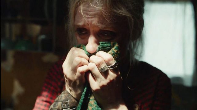 El anillo de acero de Ma Costa (Anne-Marie Duff) en En la encrucijada de mundos (S01E02)