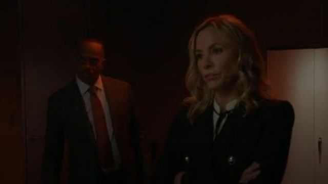 Derek Lam White Neck Tie Blusa usada por Jack Sloane (Maria Bello) en NCIS Temporada 17 Episodio 07