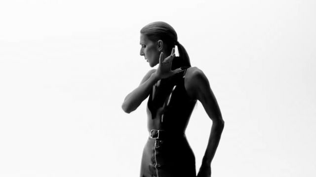 Robe sans manche vinyle noire col roulé portée par Celine Dion dans Céline Dion - Courage (Official Video)