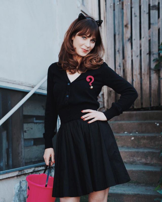 The cat ears of Zooey Deschanel on the account Instagram of @zooeydeschanel