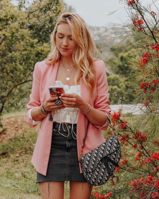 La mini jupe en jean gris portée par Lola Rossi sur le compte Instagram de @lola_rossi_