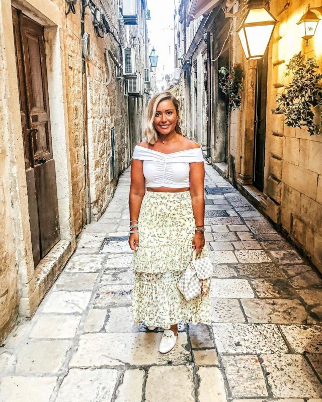 Pat­terned Skirt of Danielle French on the Instagram account @itsdaniellesjourney