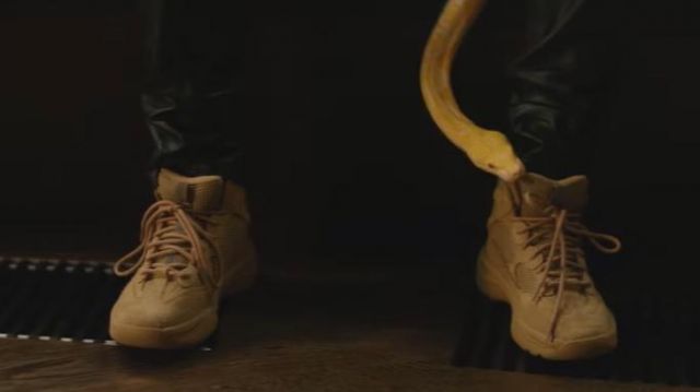 Les sneakers Yeezy desert Boot beige de Vald dans son clip Ce monde est cruel
