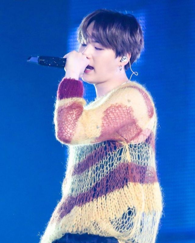 Pull unstitched multicolor worn by Suga on the account Instagram of @unofficiallysuga_