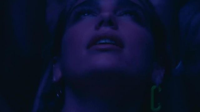 En Plastique jaune Boucles d'oreilles de Dua Lipa dans Dua Lipa - Ne pas Commencer Maintenant (official Music Video)