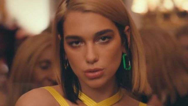 Green plastic hoop earrings of Dua Lipa in Dua Lipa - Don't Start Now (Official Music Video)
