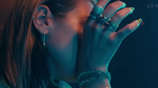 Silver stacked rings of Dua Lipa in Dua Lipa - Don't Start Now (Official Music Video)