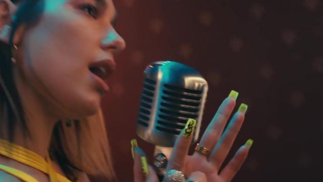 Neon green nails of Dua Lipa in Dua Lipa - Don't Start Now (Official Music Video)