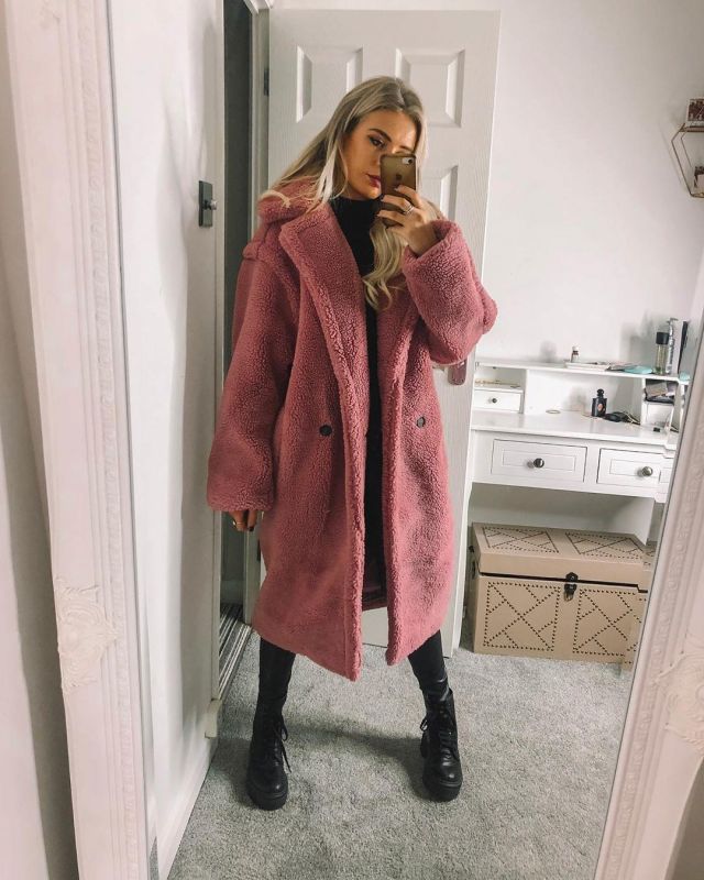 Pink Teddy Coat of Helena on the Instagram account @helenacritchley