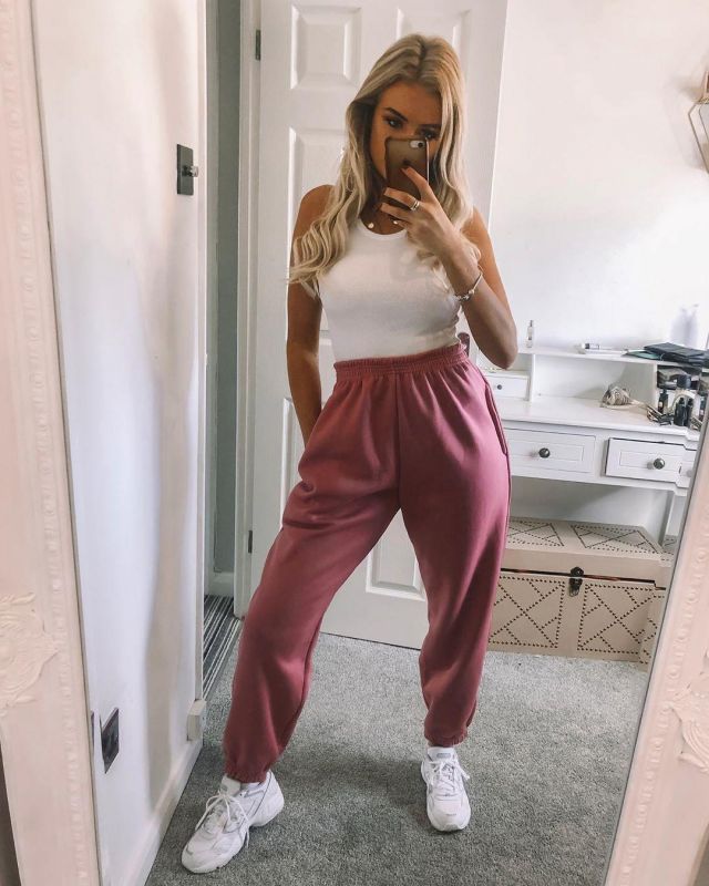 Pink Oversized Jogger of Helena on the Instagram account @helenacritchley
