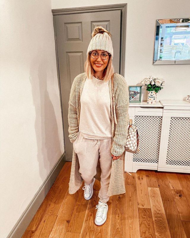 Long Knit Cardigan de Danielle French en la cuenta de Instagram @itsdaniellesjourney