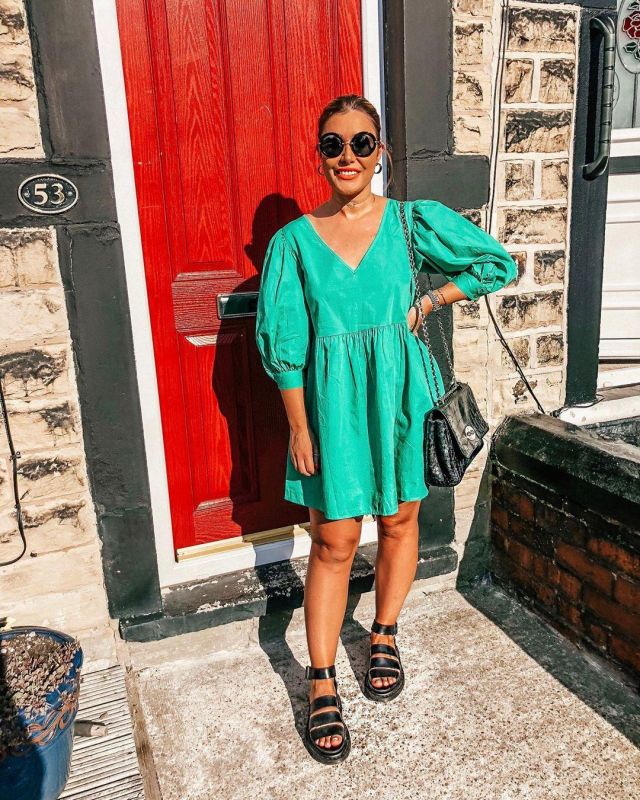 Sun­glass­es of Danielle French on the Instagram account @itsdaniellesjourney