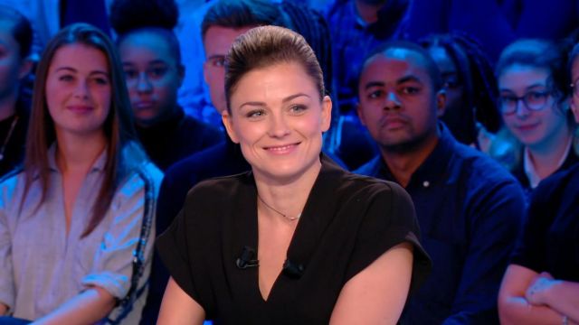 The short dress in metallic Laure Boulleau in Canal Football Club the  12.01.2020