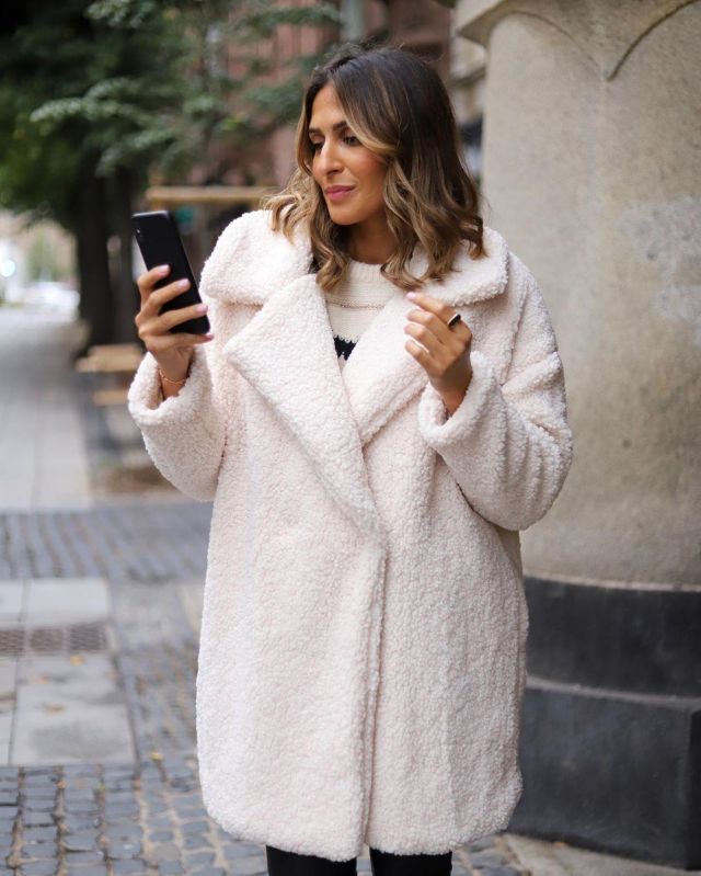 The coat moumoute white worn by Yasmine Zeroc account on the Instagram ...