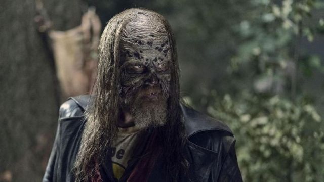Le masque en peau de Beta (Ryan Hurst) dans The Walking Dead Saison 10