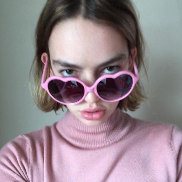 Rose en forme de Coeur de lunettes de soleil de Brigette Lundy-Paine sur l'Instagram account @briiiiiiiiiig