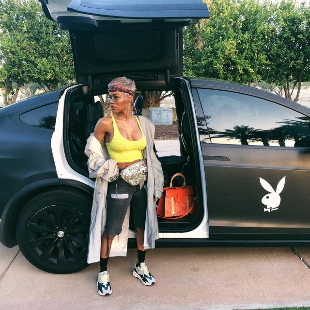 Sneakers Adidas Yeezy Boost 700 Wave Runner Solid Grey Teyana Taylor on the account Instagram of @teyanataylor