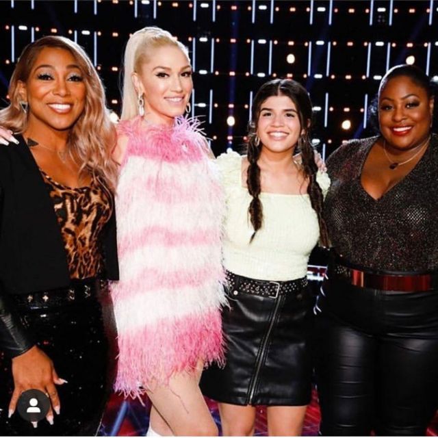 The two-toned gown to the feathers of Gwen Stefani in The Voice account on the Instagram of @gwenstefani
