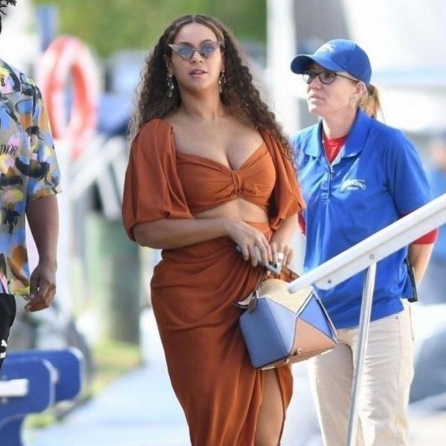 Loewe x Paula's Ibiza Puzzle Satchel Bag worn by Beyoncé Knowles Fort Lauderdale November 17, 2019