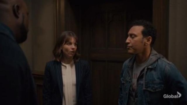 J. Crew White Tie Neck Secretary Blusa usada por Kristen Bouchard (Katja Herbers) en Evil Temporada 1 Episodio 7