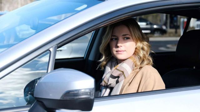 Le manteau beige de Nicolette Nevin (Emily VanCamp) dans The Resident Saison 1