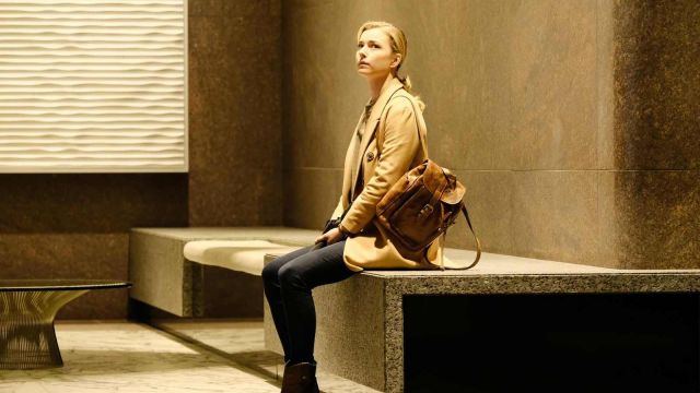 Le sac à dos en cuir marron de Nicolette Nevin (Emily VanCamp) dans The Resident (S01)