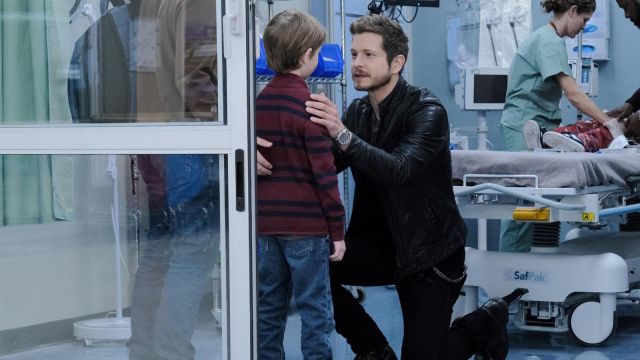 La veste en cuir noire de Conrad Hawkins (Matt Czuchry) dans The Resident Saison 3