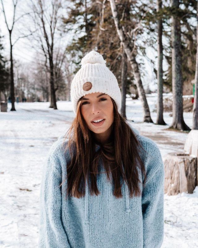 The bonnet pompon blanc de Stéphanie During account on the Instagram of @stephaniedurant