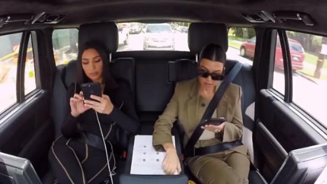 Helmut Lang Tan Couches Revers Blazer porté par Kourtney Kardashian Garder en Place avec les Kardashians Saison 17 Épisode 9