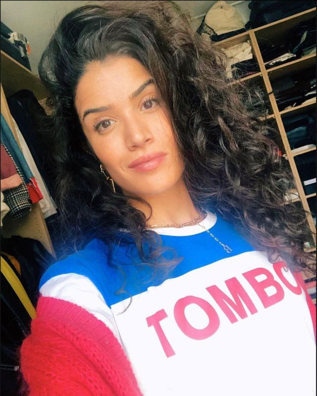 Le sweat blanc rouge bleu Tomboy porté par Sabrina Ouazani sur le compte Instagram de @sabrinaouazani