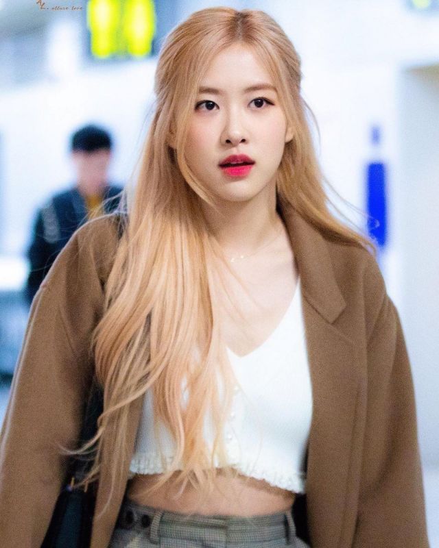 The crop top white, Rosé on the account Instagram of @blackpinks
