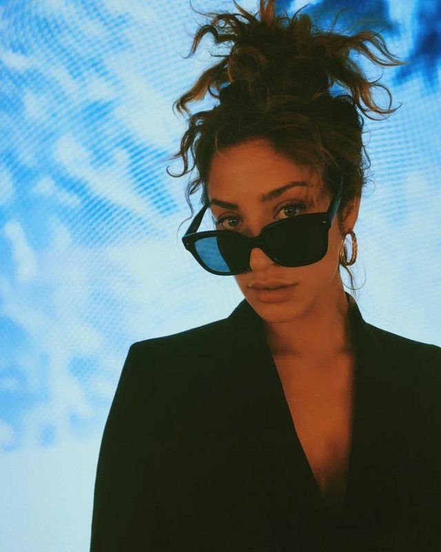 Glasses black frame square Manon Azem, on the account Instagram of @manonazem