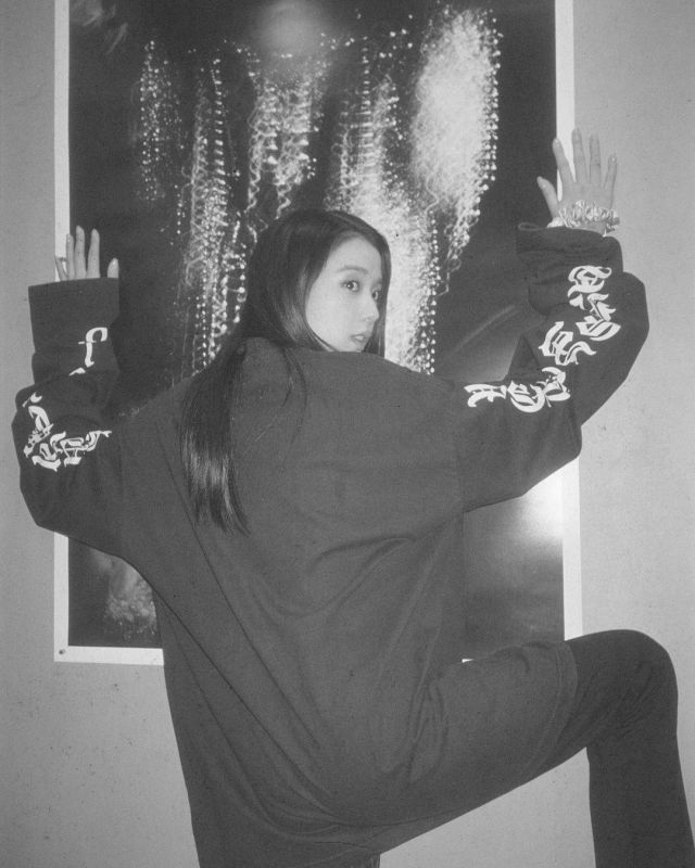 Sweatshirt black Jisoo account on the Instagram of @sooyaaa__