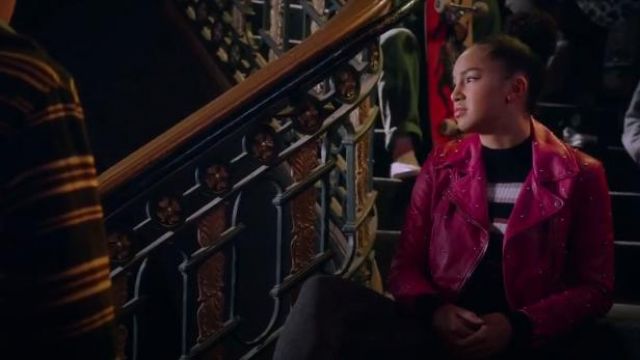 Chaqueta Moto de cuero con tachuelas rosa lamarque usada por Gina (Sofia Wylie) en High School Musical: The Musical: The Series Temporada 1 Episodio 2
