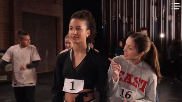 Ivy Park Asym­met­ri­cal Stripe Bra worn by Gina (Sofia Wylie) in High School Musical: The Musical: The Series Season01 Episode01