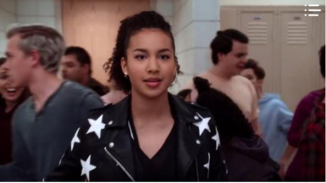 Blanknyc Noir en Cuir Moto Veste portée par Gina (Sofia Wylie) dans High School Musical: La Musique: La Série Season01 Episode01