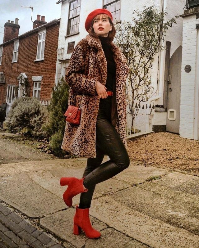 Red An­kle boots of Abi Milner on the Instagram account @abigail_janine