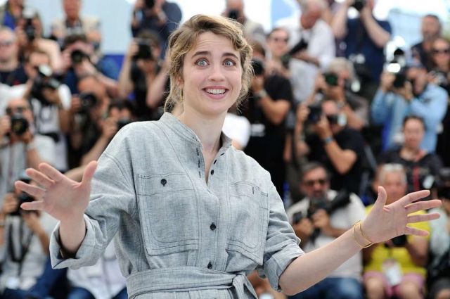 Earring safety pin of Adèle Haenel on the account Instagram of @adelehaenel