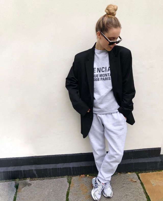 The black blazer worn by Pernille Teisbæk on the Instagram account @pernilleteisbaek