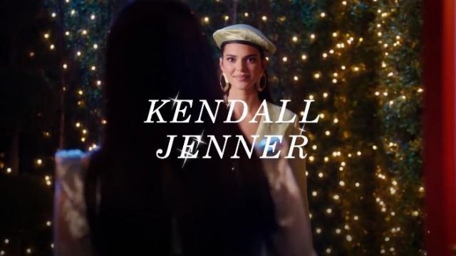 Yelow de Laine français Béret Chapeau porté par Kendall Jenner dans La Kacey Musgraves Spectacle de Noël