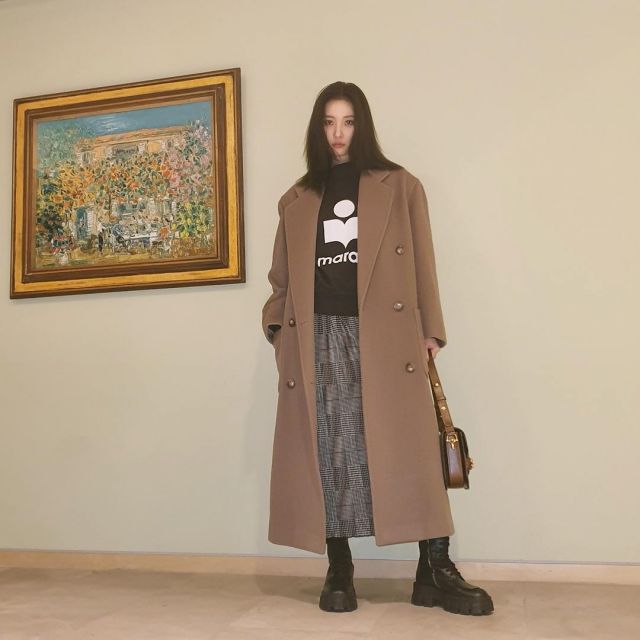 La jupe longue à carreaux de Sunmi sur le compte Instagram de @miyayeah