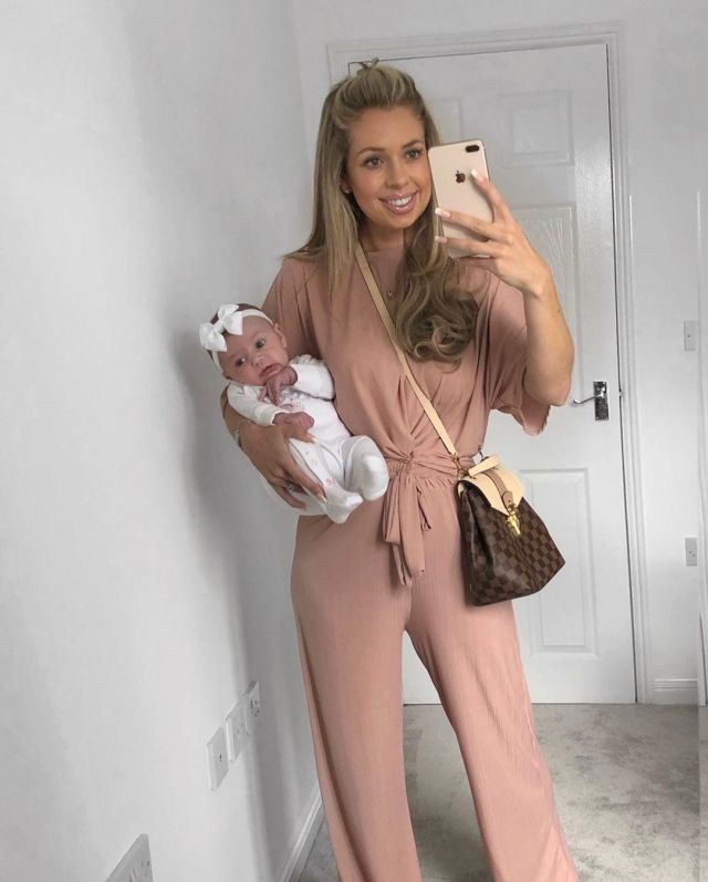 Pink Trouser and Top of Chloe Holland on the Instagram account @chloe_lauren_xx