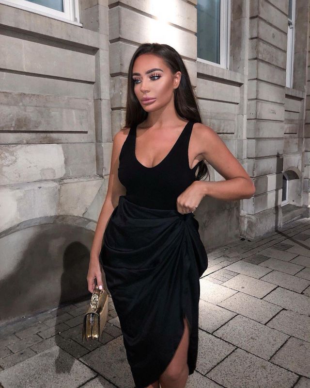 Ruched Side Split Mi­di Skirt of Paige on the Instagram account @paigekh