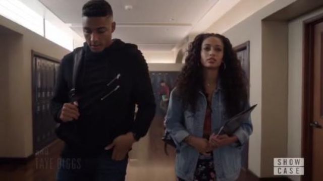 Les Gens libres de la Lumière Bleue Studded Denim Trucker Jacket porté par Olivia Baker (Samantha Logan) dans Tous les Américains Saison 2 Épisode 5