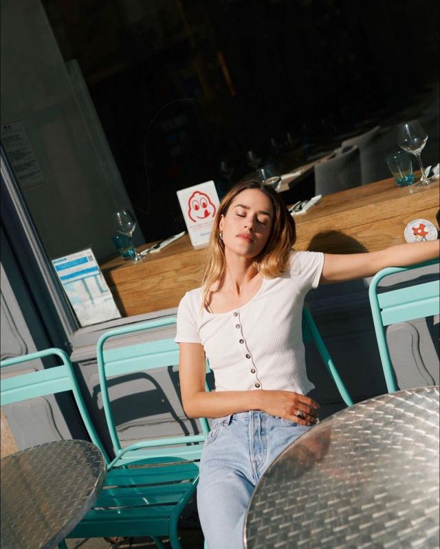 Top manche courte blanc avec bouton de Alice David sur le compte Instagram de @alice___david