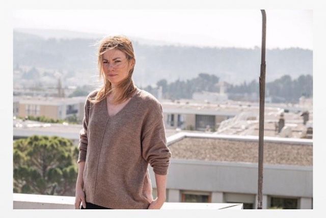 Pull cousu à l'avant - oversize de Maud Baecker sur le compte Instagram de @maudbaecker