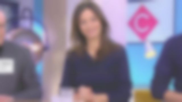 Le pull marine maille fine col rond de Marion Ruggieri dans C à Vous le 22.11.2019