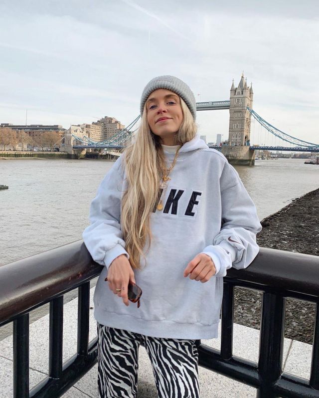 Madness Pantalon Nera of Olivia Frost on the Instagram account @oliviabynature