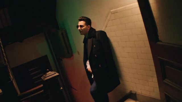 La veste noire avec encolure en fourrure noire portée par L'Algérino dans son clip Les Princes de la Nuit feat. Fianso